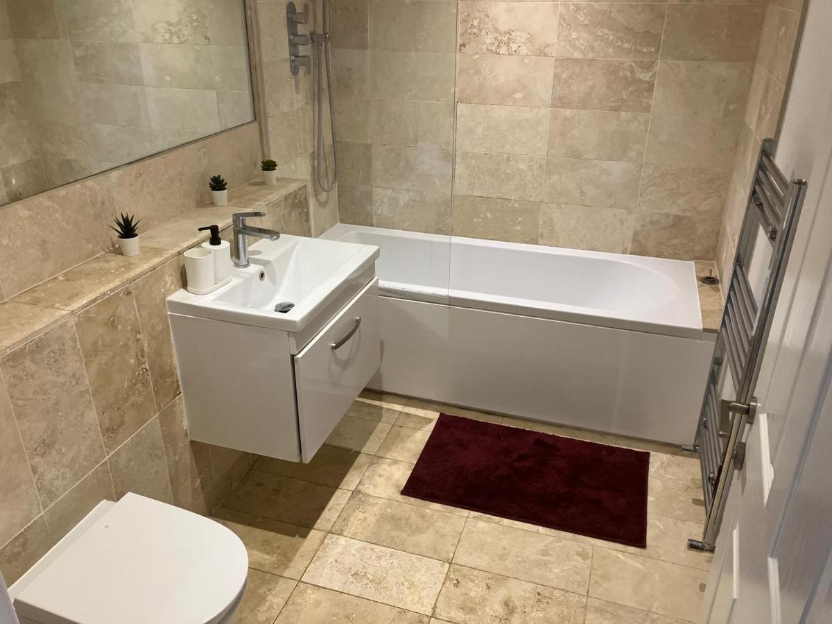 Apartament Magnificent Refurbished 1 Bed Flat Few Steps To High St ! - 4 East House Epsom Zewnętrze zdjęcie
